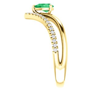 Emerald Pear and Diamond Chevron 14k Yellow Gold Ring (.145 Ctw,G-H Color,I1 Clarity)