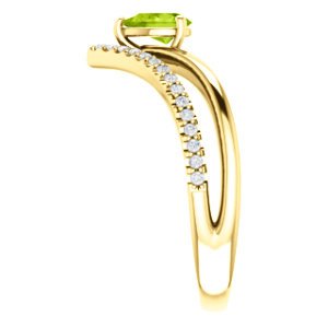 Peridot Pear and Diamond Chevron 14k Yellow Gold Ring (.145 Ctw,G-H Color, I1 Clarity)
